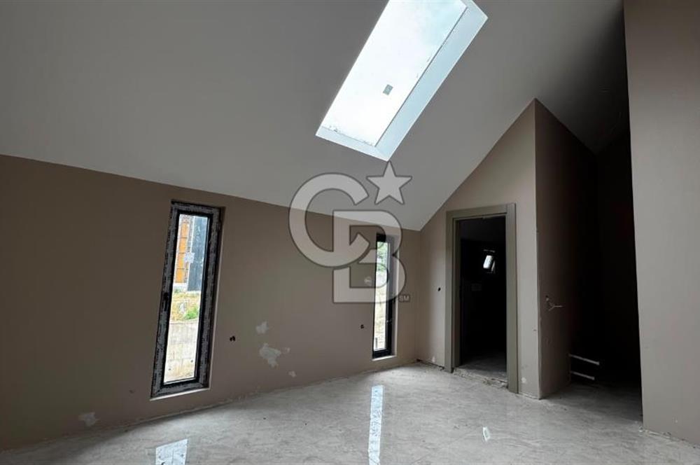 Site İçinde Doğa Manzaralı Havuzlu Lüks Satılık Villa
