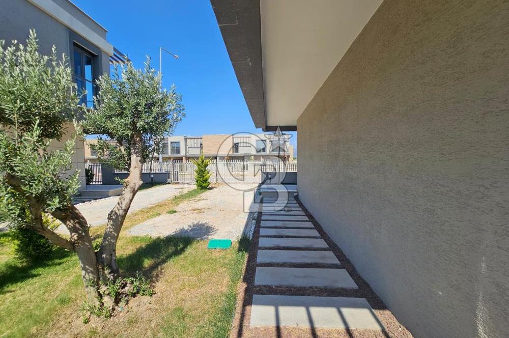 Ayvalık Altınova'da Müstakil Havuzlu Kiralık 3+1 Dubleks