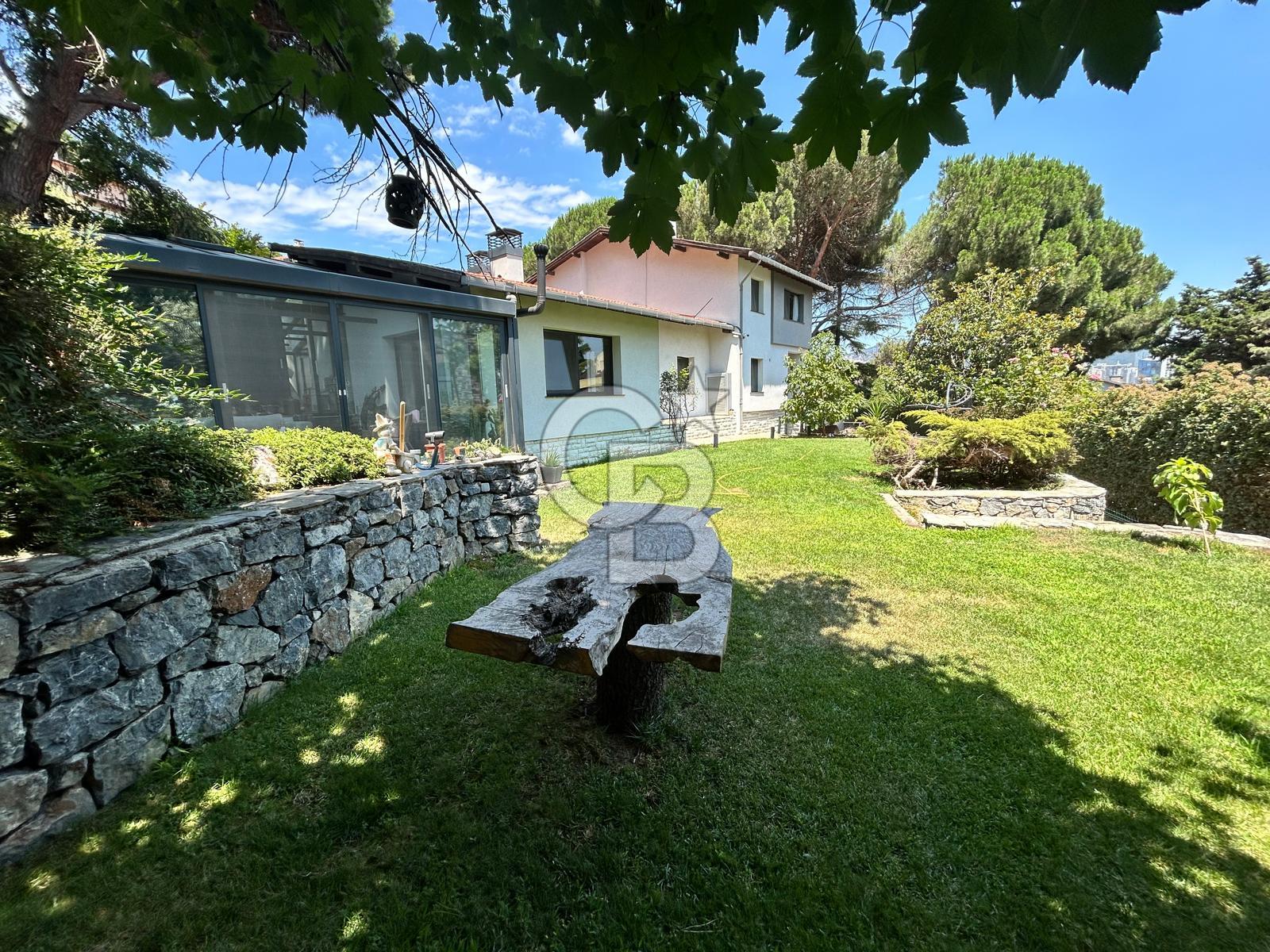 Dragos’ta sıradışı müştemilatlı kış bahçeli özel tasarım villa