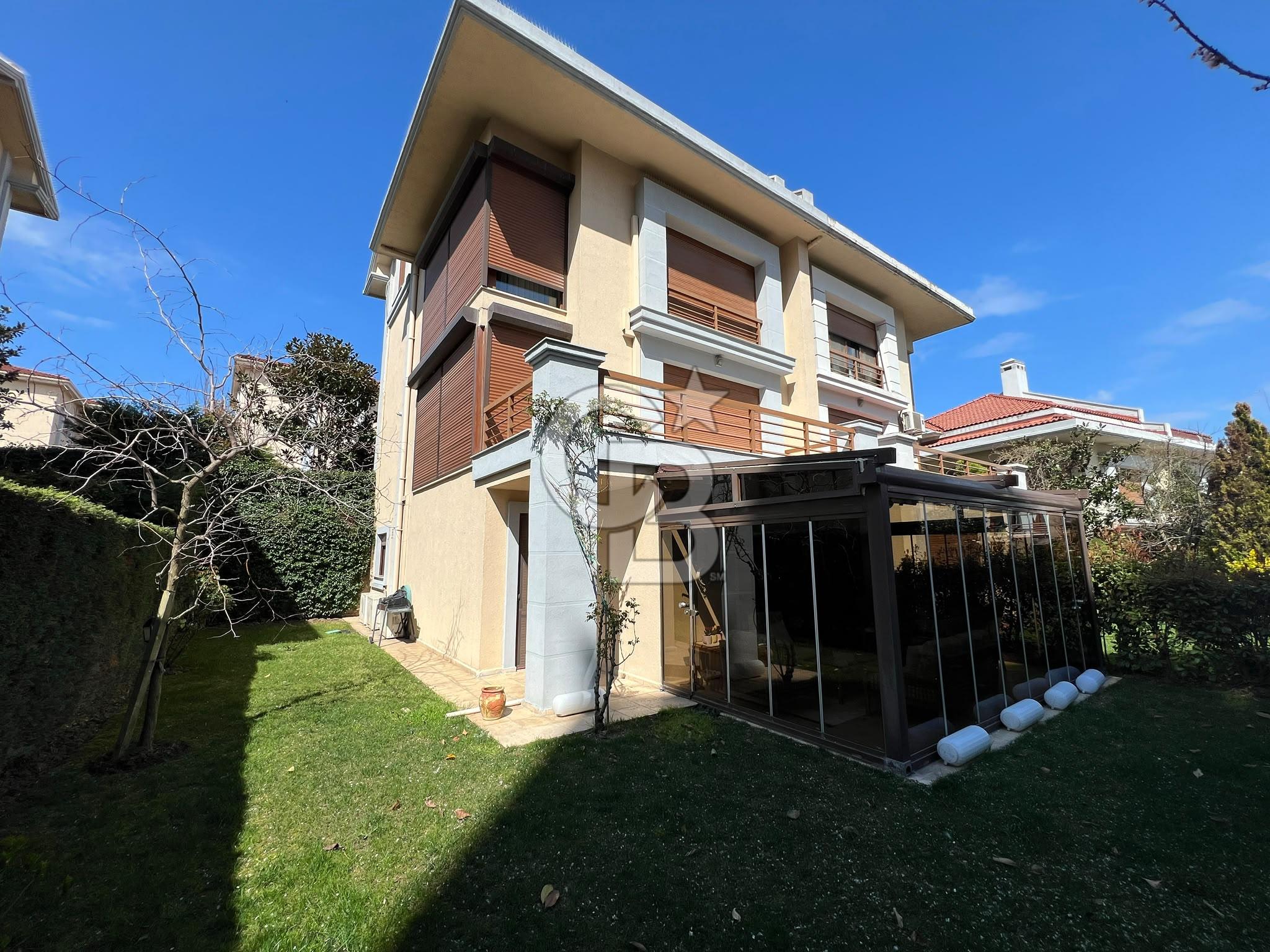 BAHÇEŞEHİR SPRADON EVLERİ SATILIK 6+2 KÖŞE VİLLA