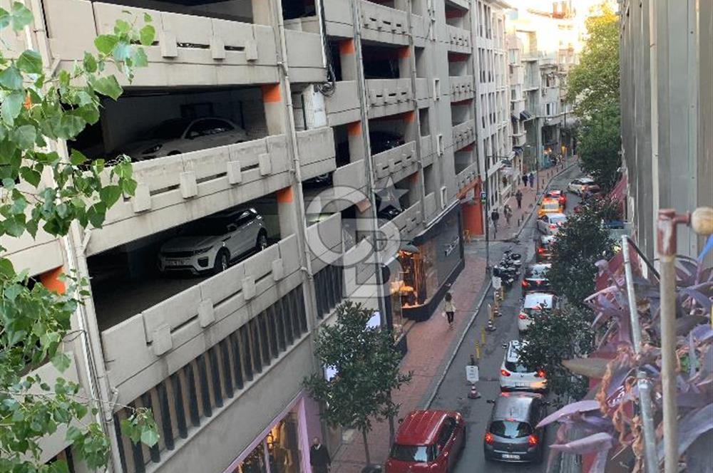 NİŞANTAŞI TEŞVİKİYEDE VALİKONAĞINA 50 MT.200 M² NET GENİŞ 3+1