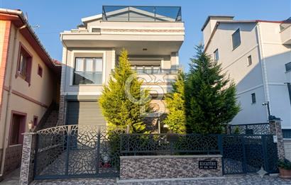 Gölcükte özel yapım müstakil 7+1 satılık tripleks villa