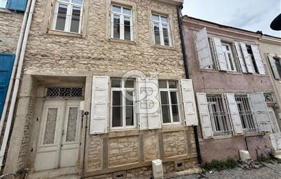 Urla Sanat sokağında Kiralık tarihi Taş konak 