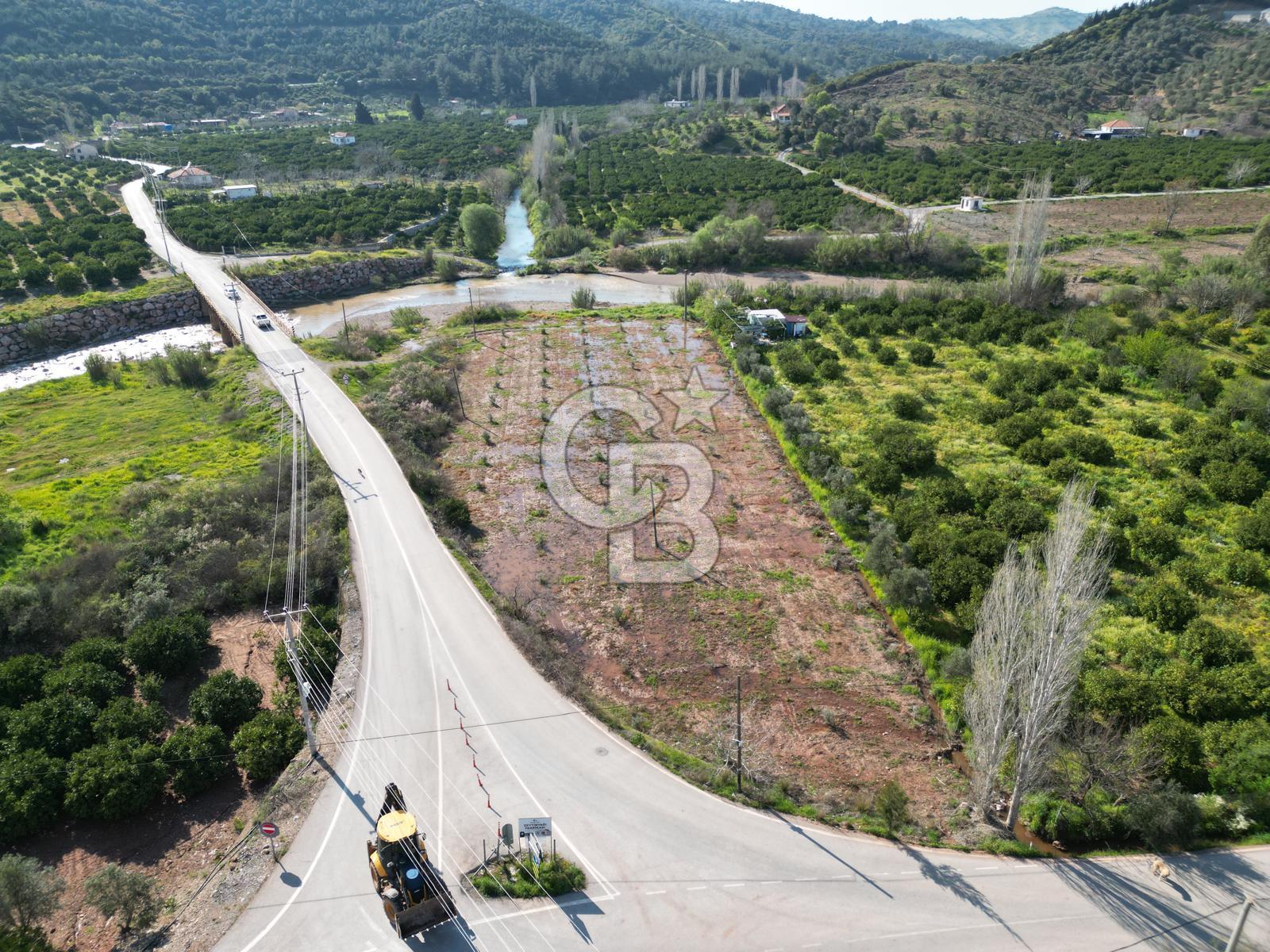 SEFERİHİSAR KAVAKDEREDE ASFALT YOLA CEPHELİ TARLA