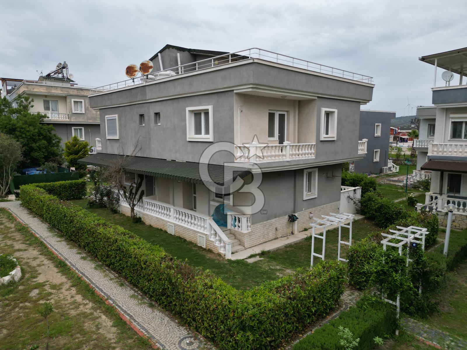 Teos Marina Karşısı Site İçinde Havuzlu 3+1 Kiralık Villa