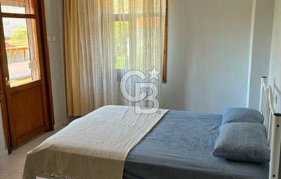 Dikili'de Satılık Plaja Yürüme Mesafesinde 7+3 Harika Eşyalı Villa