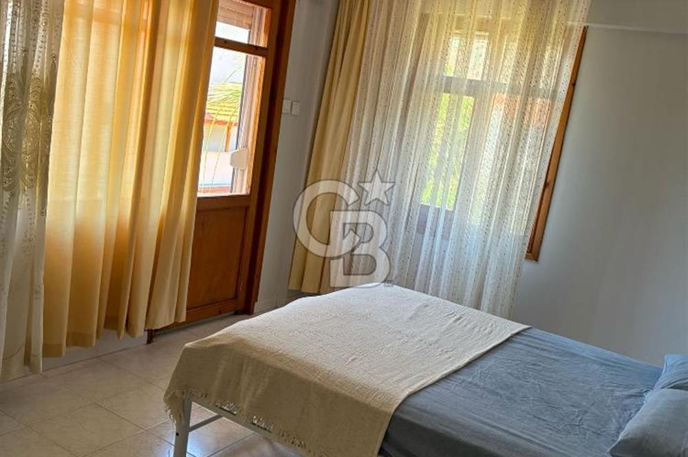 Dikili'de Satılık Plaja Yürüme Mesafesinde 7+3 Harika Eşyalı Villa