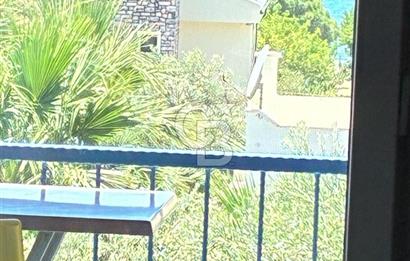 Dikili'de Satılık Plaja Yürüme Mesafesinde 7+3 Harika Eşyalı Villa