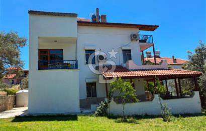 Dikili'de Satılık Plaja Yürüme Mesafesinde 7+3 Harika Eşyalı Villa
