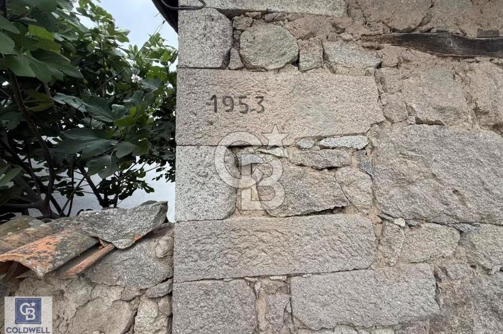 RESTORASYONA UYGUN 586M2 BAHÇELİ 1953 YAPIMI KLASİK TAŞ EV.