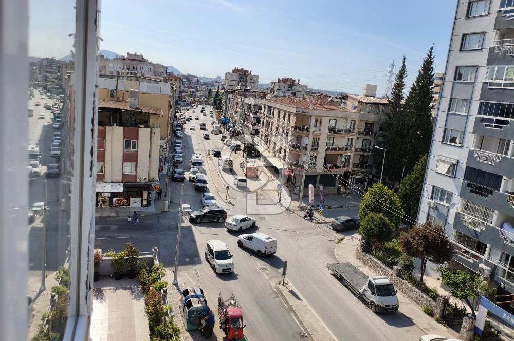 Buca'da Cadde Üzeri Merkezi Konumda Satılık 3+1 Daire