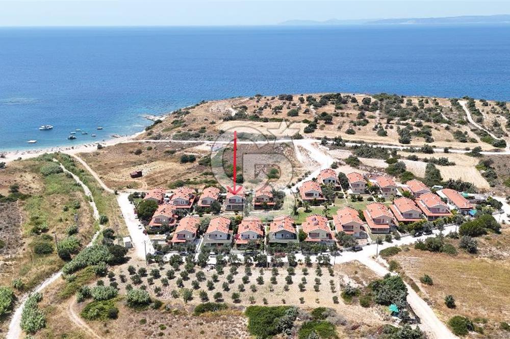 ÇEŞME OVACIK'TA DENİZE 150 M SİTE İÇİNDE 3+1 SATILIK VİLLA 
