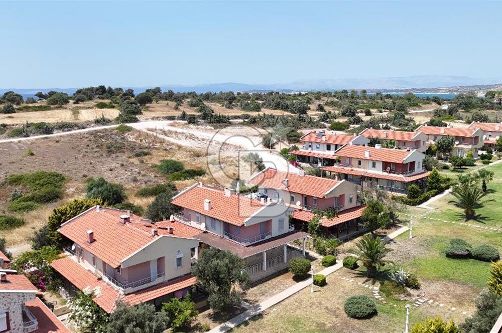 ÇEŞME OVACIK'TA DENİZE 150 M SİTE İÇİNDE 3+1 SATILIK VİLLA 