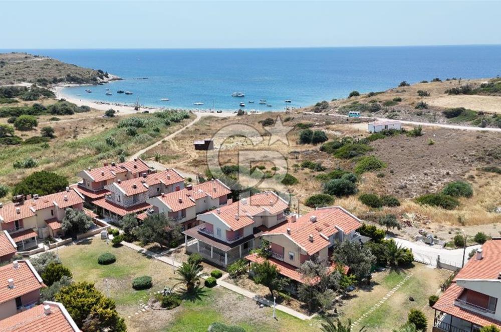 ÇEŞME OVACIK'TA DENİZE 150 M SİTE İÇİNDE 3+1 SATILIK VİLLA 