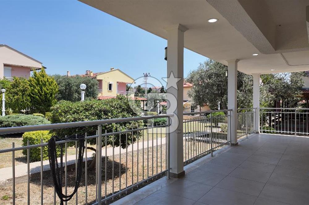 ÇEŞME OVACIK'TA DENİZE 150 M SİTE İÇİNDE 3+1 SATILIK VİLLA 