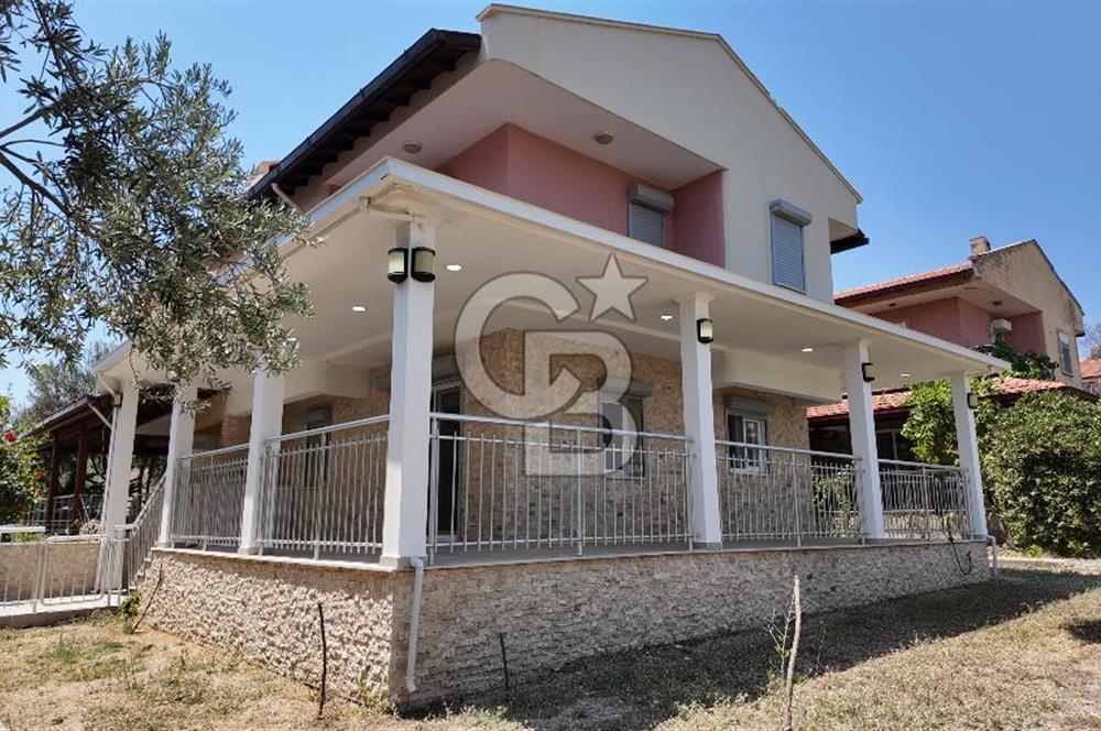 ÇEŞME OVACIK'TA DENİZE 150 M SİTE İÇİNDE 3+1 SATILIK VİLLA 