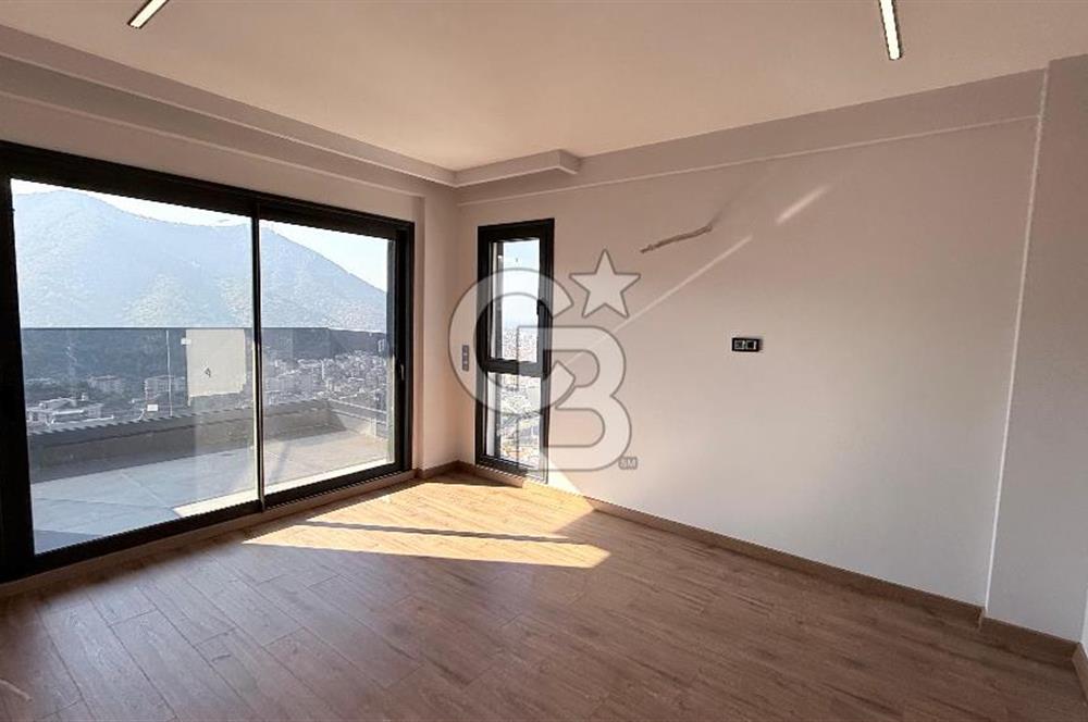 Balçova'da Muhteşem Manzaralı Ultra Lüks Tripleks Villa