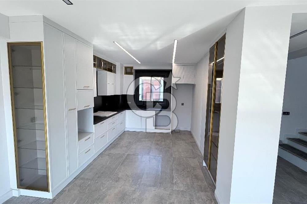 Balçova'da Muhteşem Manzaralı Ultra Lüks Tripleks Villa