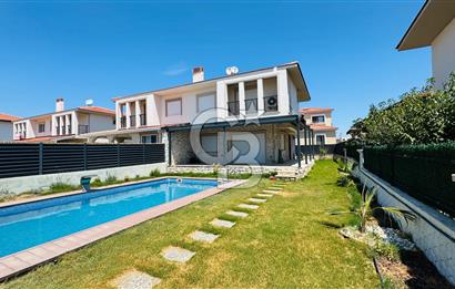 Foça Bağarası Kazım Dirik Mah. Eşyalı Kiralık 3+1 Havuzlu Villa