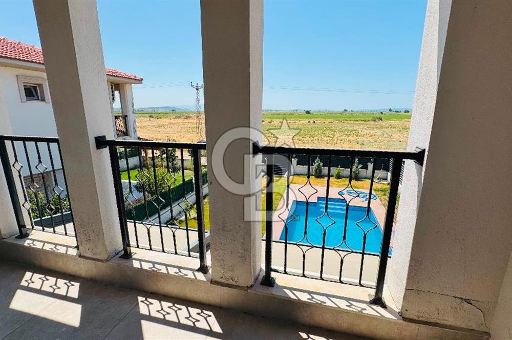 Foça Bağarası Kazım Dirik Mah. Eşyalı Kiralık 3+1 Havuzlu Villa