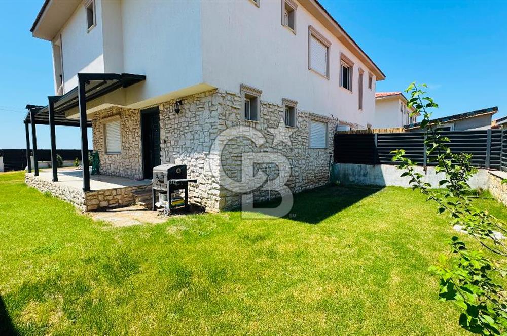 Foça Bağarası Kazım Dirik Mah. Eşyalı Kiralık 3+1 Havuzlu Villa