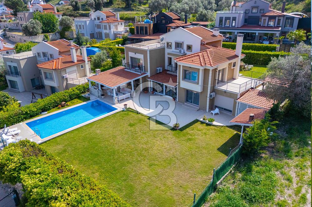 Urla Kekliktepe Arkadya Sitesinde 6+1 Havuzlu Villa
