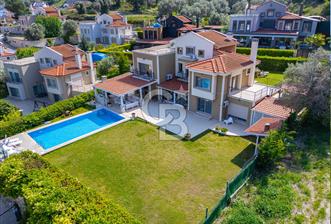 Urla Kekliktepe Arkadya Sitesinde 6+1 Havuzlu Villa - 1 - 363739