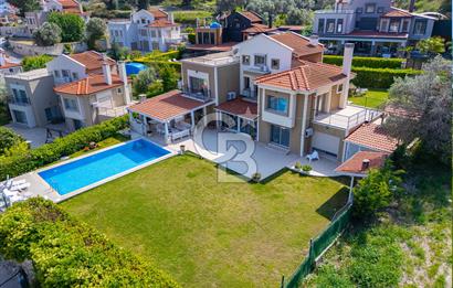 Urla Kekliktepe Arkadya Sitesinde 6+1 Havuzlu Villa