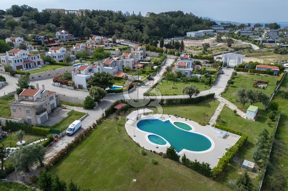 Urla Kekliktepe Arkadya Sitesinde 6+1 Havuzlu Villa