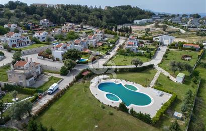Urla Kekliktepe Arkadya Sitesinde 6+1 Havuzlu Villa