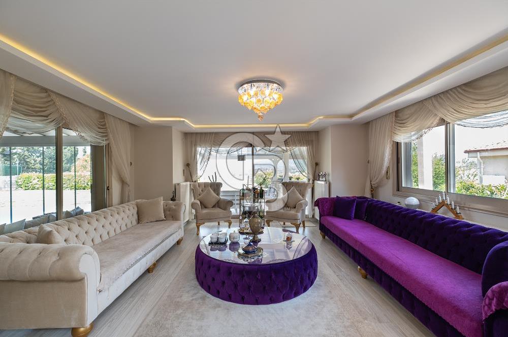 Urla Kekliktepe Arkadya Sitesinde 6+1 Havuzlu Villa