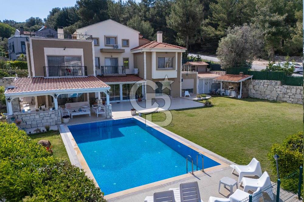 Urla Kekliktepe Arkadya Sitesinde 6+1 Havuzlu Villa