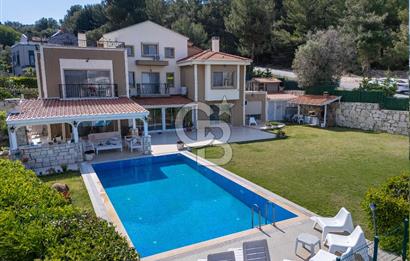 Urla Kekliktepe Arkadya Sitesinde 6+1 Havuzlu Villa
