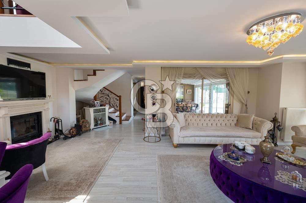 Urla Kekliktepe Arkadya Sitesinde 6+1 Havuzlu Villa