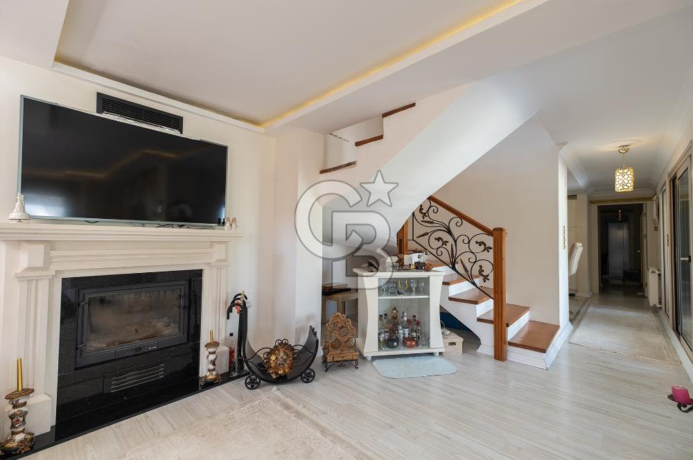 Urla Kekliktepe Arkadya Sitesinde 6+1 Havuzlu Villa