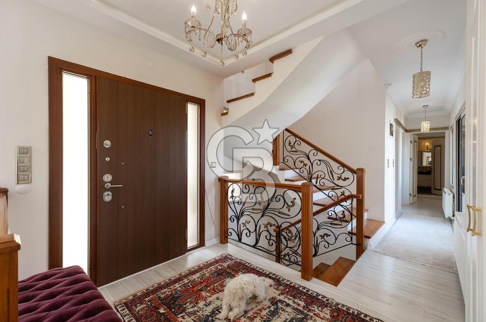 Urla Kekliktepe Arkadya Sitesinde 6+1 Havuzlu Villa