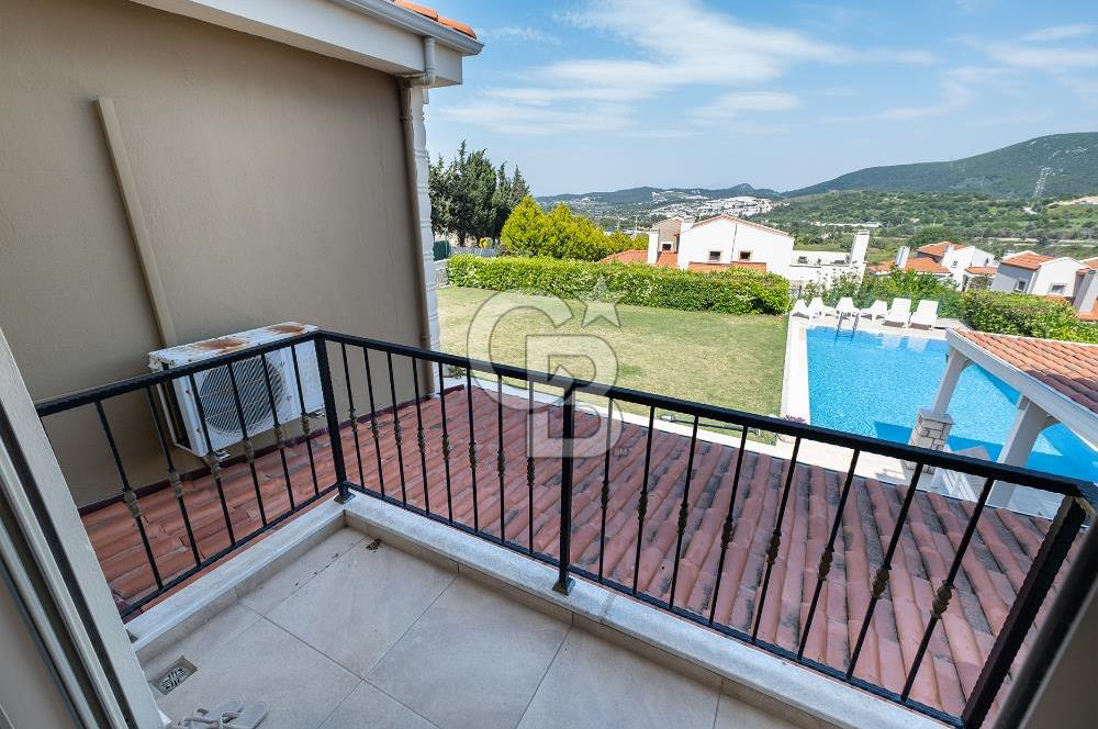 Urla Kekliktepe Arkadya Sitesinde 6+1 Havuzlu Villa
