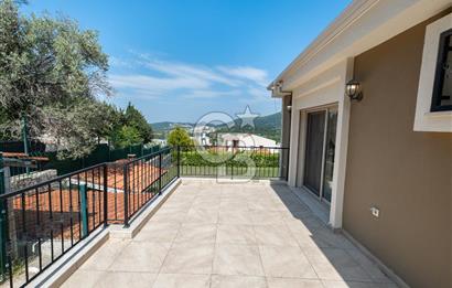 Urla Kekliktepe Arkadya Sitesinde 6+1 Havuzlu Villa