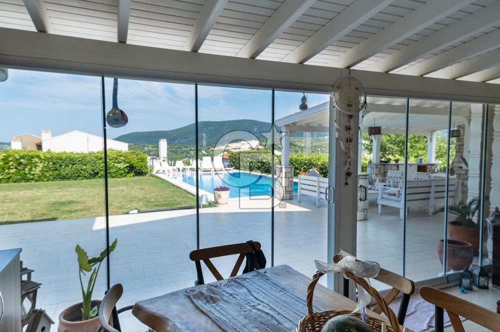 Urla Kekliktepe Arkadya Sitesinde 6+1 Havuzlu Villa
