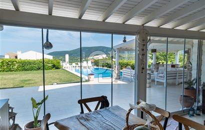 Urla Kekliktepe Arkadya Sitesinde 6+1 Havuzlu Villa