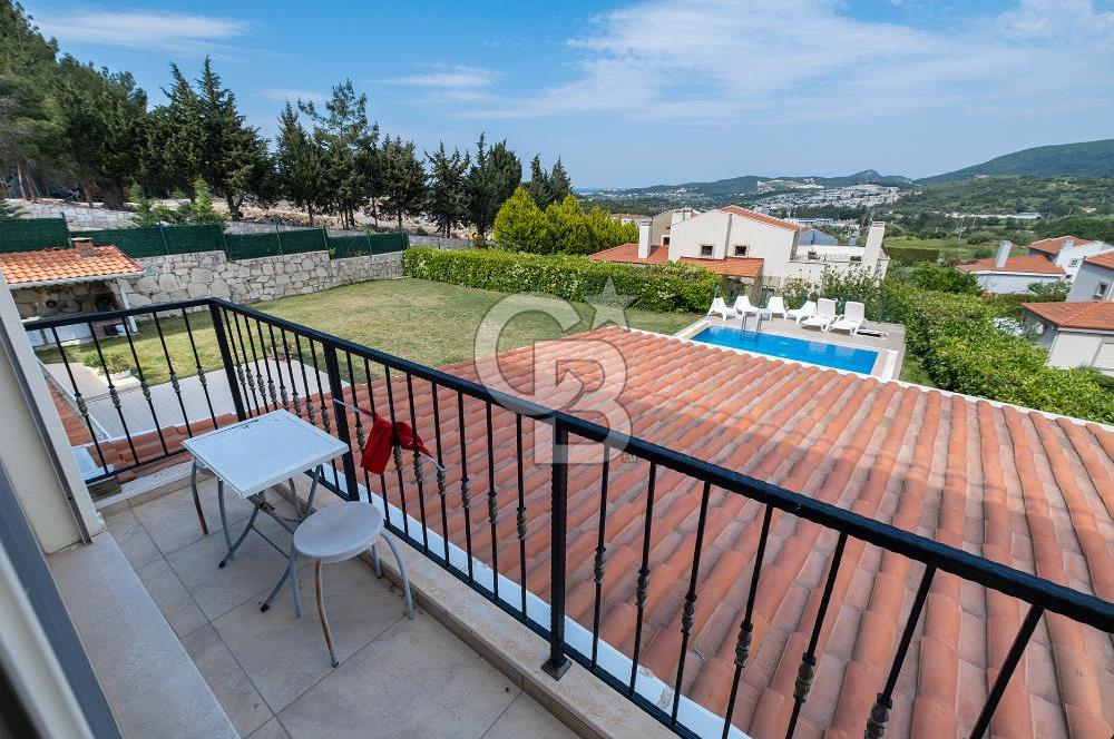 Urla Kekliktepe Arkadya Sitesinde 6+1 Havuzlu Villa