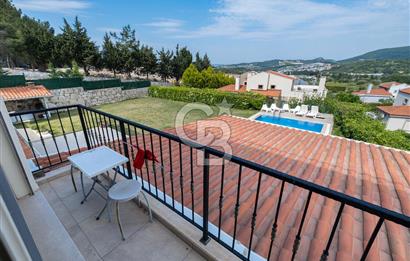 Urla Kekliktepe Arkadya Sitesinde 6+1 Havuzlu Villa