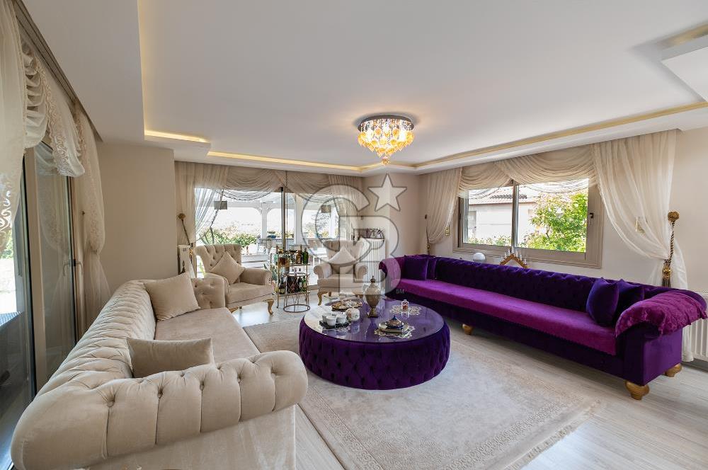 Urla Kekliktepe Arkadya Sitesinde 6+1 Havuzlu Villa