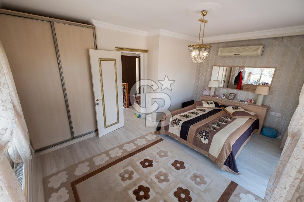 Urla Kekliktepe Arkadya Sitesinde 6+1 Havuzlu Villa