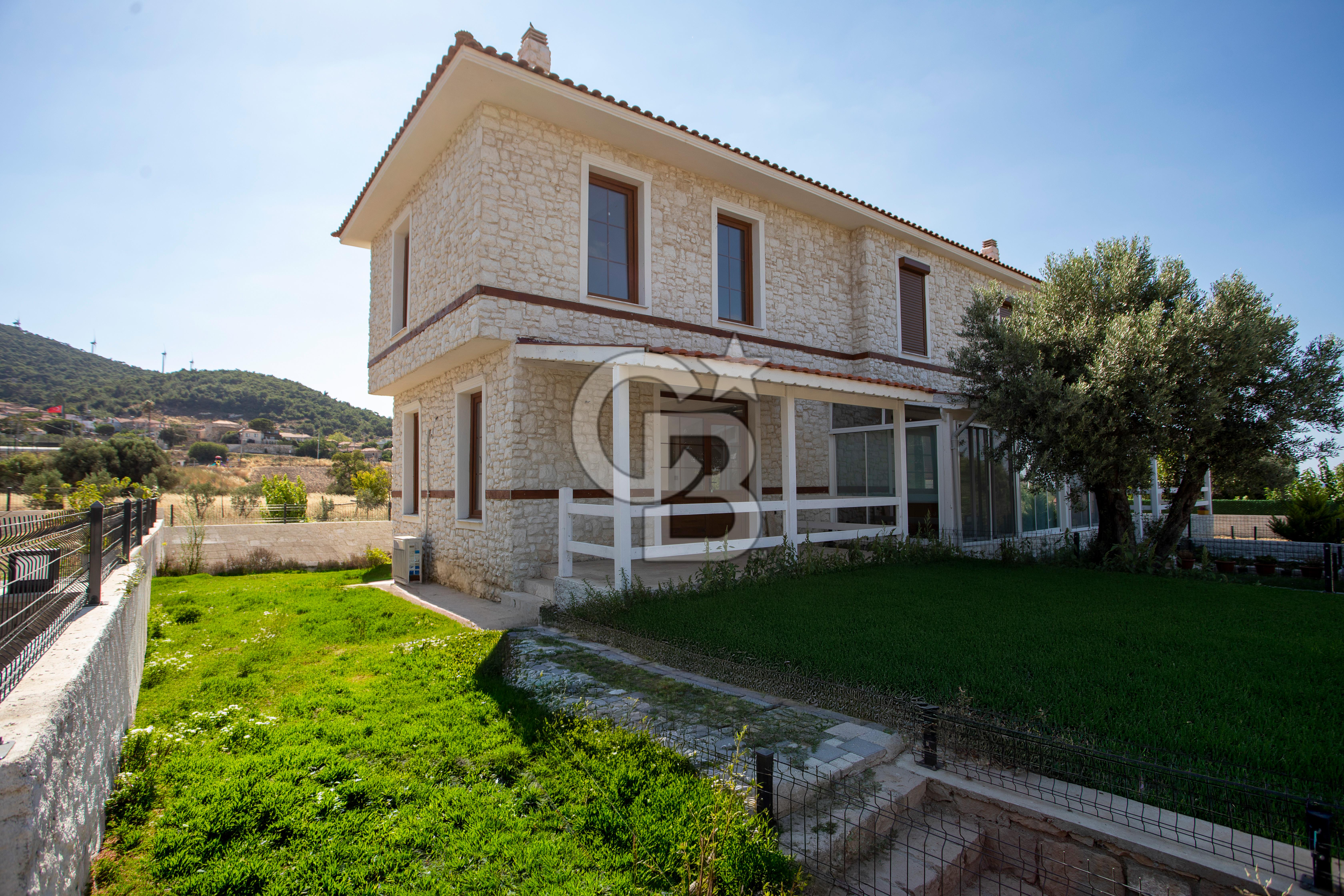Foça Kozbeyli'de Satılık 2+1 Müstakil Bahçeli Villa