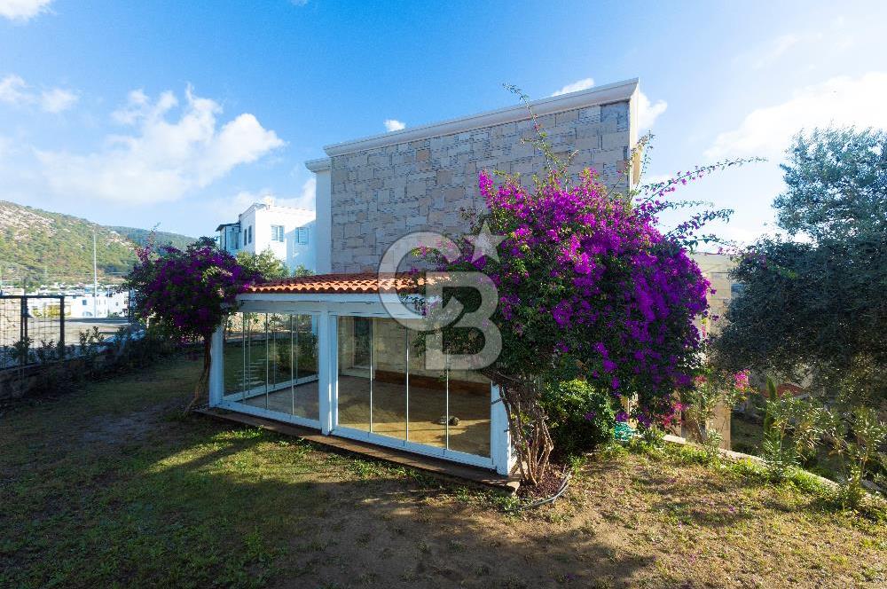 BODRUM KONACIK'TA DENİZ MANZARALI LÜKS SATILIK TRİPLEKS VİLLA