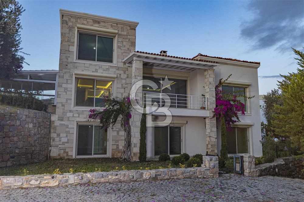 BODRUM KONACIK'TA DENİZ MANZARALI LÜKS SATILIK TRİPLEKS VİLLA