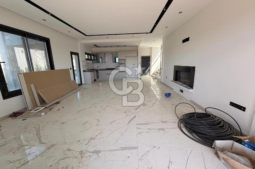 Kuşadasında 1000 m2 Arsa İçnde Deniz Manzaralı,Havuzlu Malikane