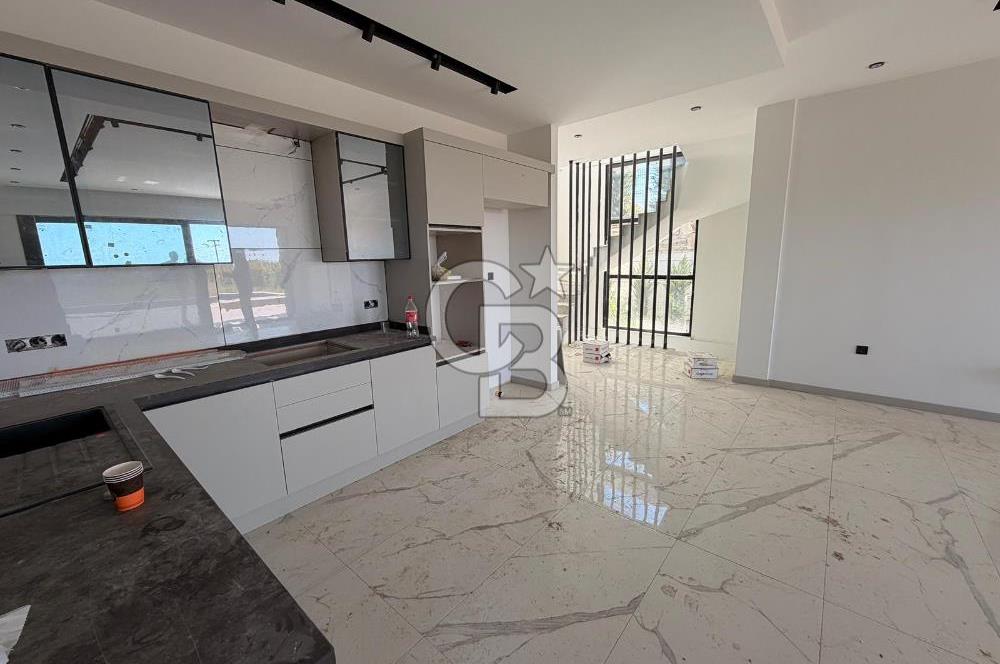 Kuşadasında 1000 m2 Arsa İçnde Deniz Manzaralı,Havuzlu Malikane