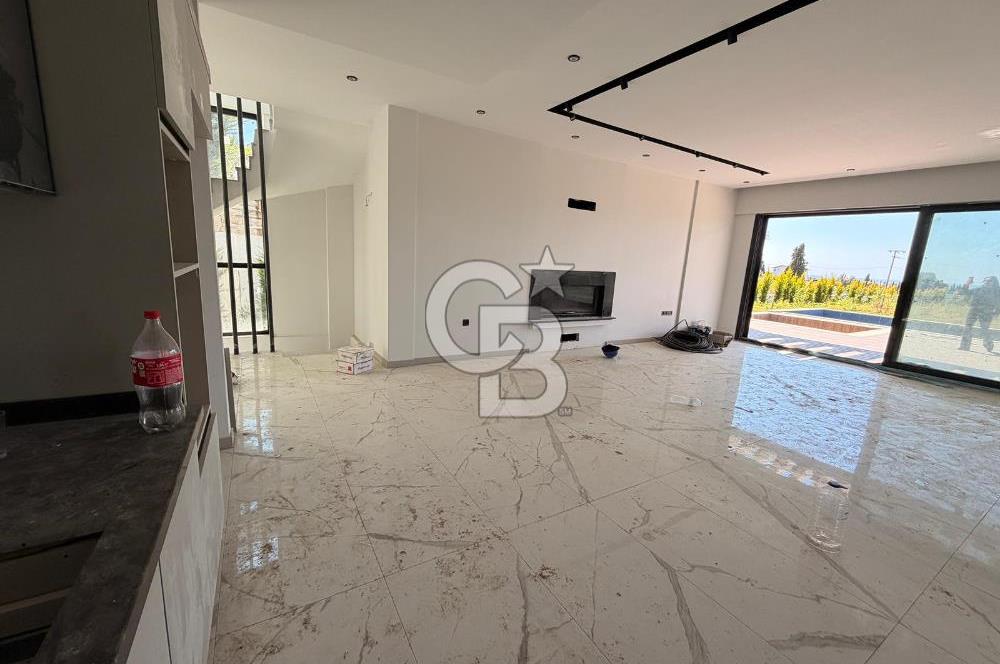 Kuşadasında 1000 m2 Arsa İçnde Deniz Manzaralı,Havuzlu Malikane